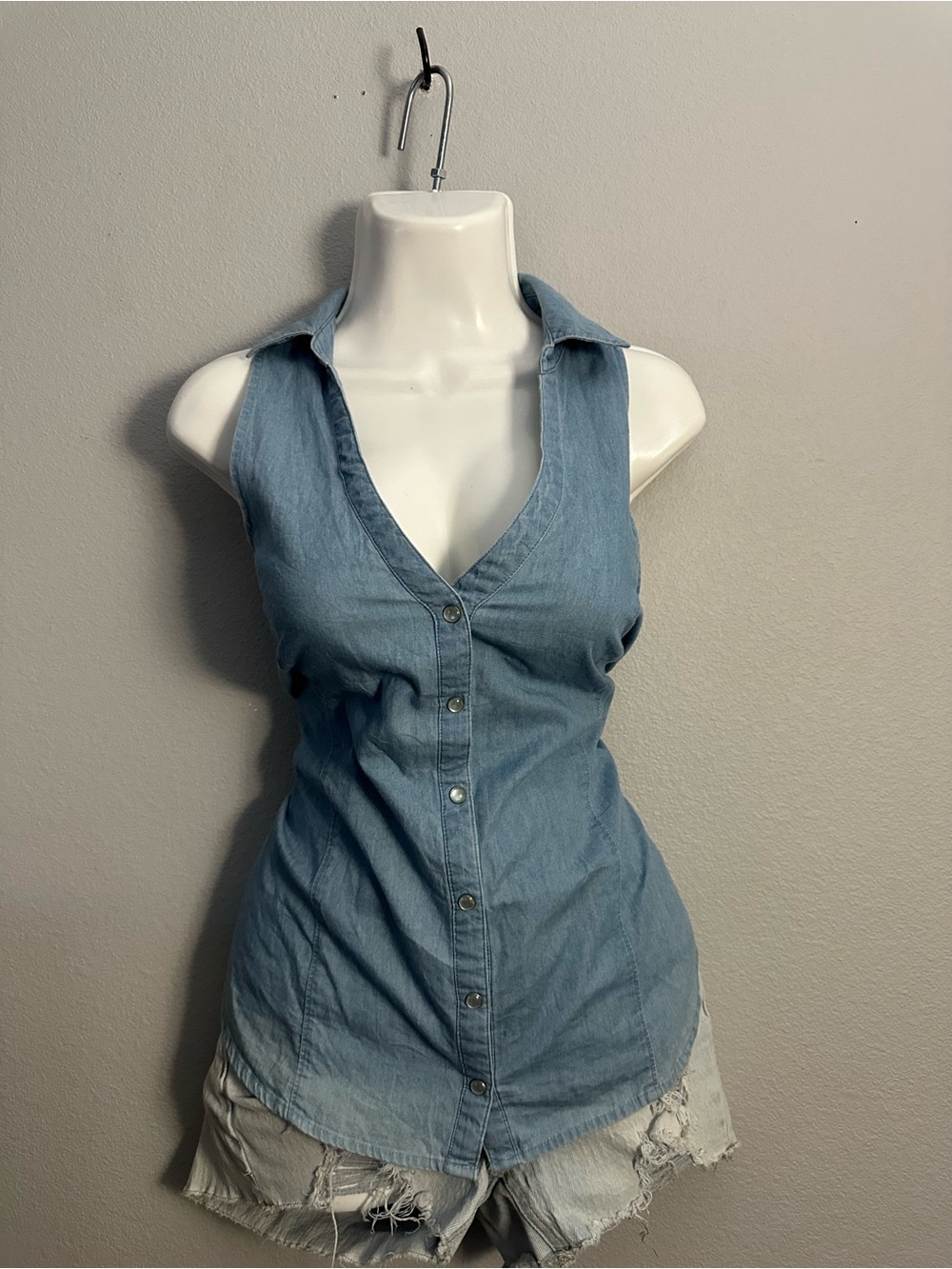 G by Guess Light Blue Sleeveless Denim Button-Down Top